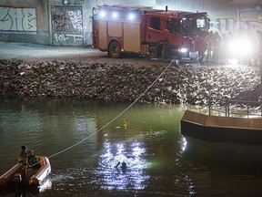 Divers and rescuers search for the victims of a deadly car crash in the canal under the E4 highway bridge in Sodertalje, Sweden, Feb. 13, 2016.  REUTERS/Johan Nilsson/TT News Agency