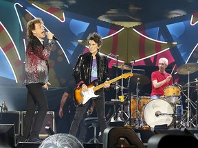 The Rolling Stones singer Mick Jagger sings next to band member Keith Richards, Ronnie Wood and Charlie Watts during a concert on their  "Latin America Ole Tour" in Santiago, Chile Feb.  3, 2016.  REUTERS/Rodrigo Garrido