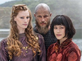 (L-R) Queen Aslaug (Alyssa Sutherland, King Ragnar (Travis Fimmel) and Yidu (Dianne-Doan).