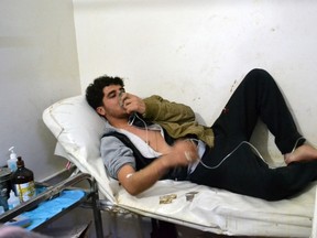 A file picture taken on March 17, 2015 shows a young man breathing with an oxygen mask at a clinic in Syria following reports of suffocation cases related to an alleged regime gas attack in the area. A source from the Organisation for the Prohibition of Chemical Weapons declared in November 2015 that mustard gas was used during summer fighting in Syria. (AFP/MOHAMAD ZEEN)