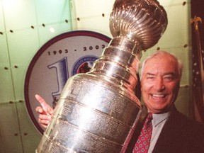 Ex-Leafs player Andy Bathgate hoists the Cup at the Hall of Fame (Sun file photo)