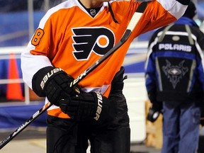 Philadelphia Flyers Eric Lindros waves to the fans as he exits the rink after defeating the New York Rangers in the 2012 NHL Winter Classic Alumni ice hockey game at the Ballpark in Philadelphia, Pennsylvania, December 31, 2011. (REUTERS/Tim Shaffer)