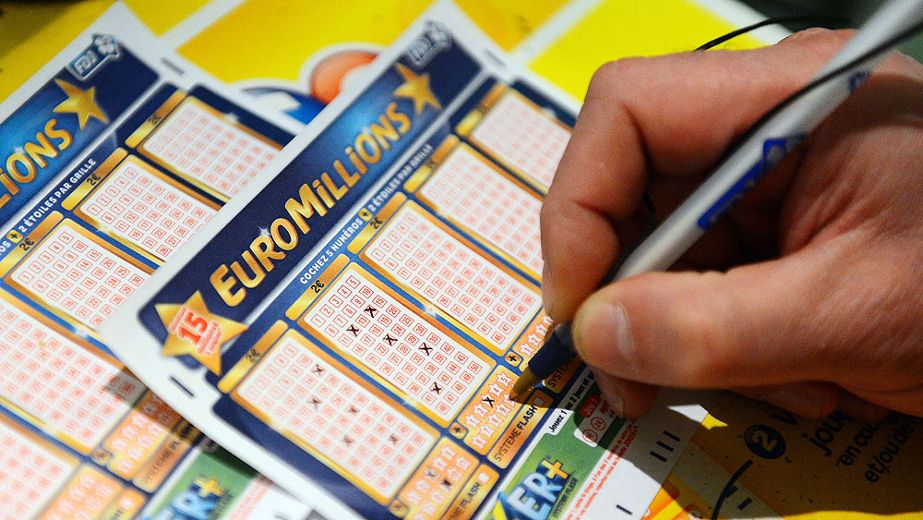 Woman goes on spending spree after mistakenly thinking she won lottery ...