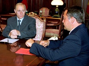 Russian President Vladimir Putin (L) listens during his meeting with Minister for Mass Media Mikhail Lesin (R) in the Kremlin in this August 28, 2000 file photo. Former Russian Press Minister Mikhail Lesin, who was found dead in a Washington hotel room last year, died of blunt force injuries to the head, authorities said on March 10, 2016.  REUTERS/Files