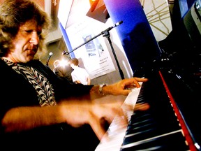 Keith Emerson plays the new Van Koevering Interactive Piano, designed by electronic engineer Bob Moog, in Beverly Hills, Calif, in 1999. (PHOTO: Associated Press)