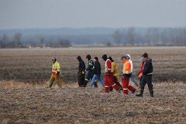 Searchers look through farmers' field and ditches hoping to find 2 year old Chase Martens near Austin, Man., on Thursday, March 24, 2016. THE CANADIAN PRESS/John Woods