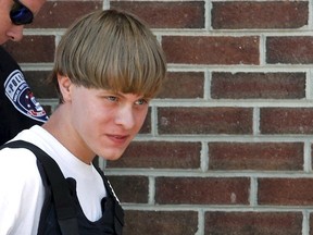 Police lead suspected shooter Dylann Roof into the courthouse in Shelby, North Carolina, in this June 18, 2015, file photo.  A federal judge urged U.S. prosecutors to decide soon on whether to seek the death penalty for Roof, accused of shooting dead nine parishioners at a historic black church in Charleston last June, telling them on Tuesday that his patience was wearing thin as he granted another delay in the trial.  REUTERS/Jason Miczek/Files