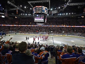 The Edmonton Oilers raise their sticks to acknowledge the fans at their last game at Rexall Place against the Vancouver Canucks during NHL action at Rexall Place in Edmonton, April 7, 2016. (ED KAISER/PHOTOGRAPHER)