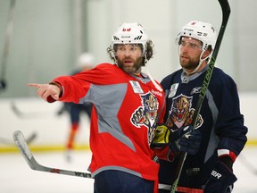 Florida Panthers right winger Jaromir Jagr talks with defenceman Aaron Ekblad during a session at the Panthers' practice facility in Coral Springs, Fla., on April 12, 2016. (AP Photo/Wilfredo Lee)