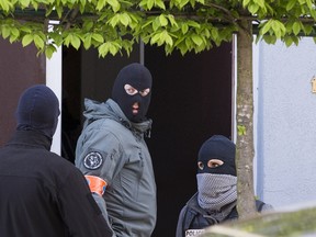 Belgian and French police secure access during a police operation to search an apartment complex in the Brussels district of Uccle, Belgium, April 12,  2016. REUTERS/Yves Herman