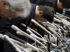 Mitsubishi Motors Corp's President Tetsuro Aikawa (C) bows deeply with other company executives during a news conference to brief about issues of misconduct in fuel economy tests at the Land, Infrastructure, Transport and Tourism Ministry in Tokyo, Japan, April 20, 2016. (REUTERS/Toru Hanai)