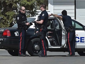 Police surround a townhouse in the Cricket Court area in west Edmonton, April 21, 2016. Ed Kaiser / Postmedia
