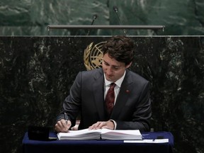 Canadian Prime Minister Justin Trudeau signs the Paris Agreement on climate change at United Nations Headquarters in Manhattan, New York, U.S., April 22, 2016.  REUTERS/Mike Segar