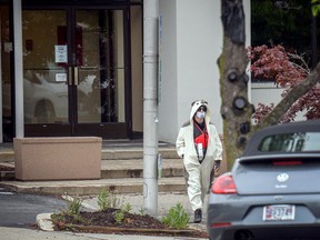 A man claiming to be in possession of a bomb exits the Fox45 television station which was evacuated due to a bomb threat in Baltimore, Md., April 28, 2016.  REUTERS/Bryan Woolston