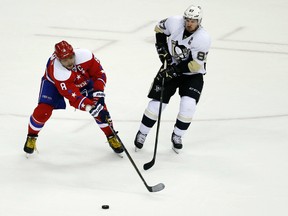 Capitals left wing Alex Ovechkin (left) and Penguins centre Sidney Crosby (right) battle during NHL action in Washington on April 7, 2016. (Alex Brandon/AP Photo)