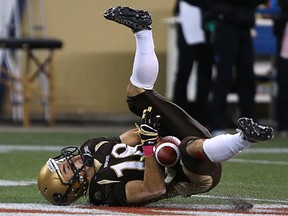 Manitoba Bisons receiver Alex Vitt traps the ball against his thigh for a catch against the Regina Rams during CIS football action at Investors Group Field in Winnipeg on Fri., Oct. 2, 2015. Kevin King/Winnipeg Sun/Postmedia Network