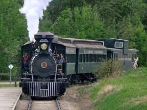 An ETS summer shuttle service will run to popular attractions Fort Edmonton Park and the Valley Zoo.