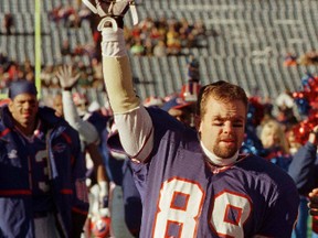 Buffalo Bills special teams expert Steve Tasker waves to the crowd as he plays his last home game as a Bill, having announced his retirement from the NFL. (Toronto Sun)