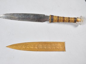The 34 cm iron dagger was found wrapped on the king’s right thigh. (Daniela Comelli)