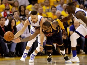 Warriors’ Stephen Curry (left) and Cleveland Cavaliers’ Kyrie Irving go after the ball during Game 1 of the NBA Finals on Thursday night in Oakland. (AFP/PHOTO)