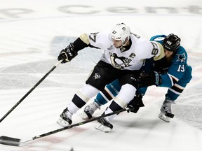 Sidney Crosby of the Pittsburgh Penguins controls the puck against Joe Thornton of the San Jose Sharks in Game 4 of the Stanley Cup final at SAP Center on June 6, 2016 in San Jose. (Christian Petersen/Getty Images/AFP)