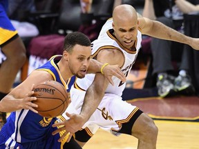 Stephen Curry of the Golden State Warriors handles the ball against Richard Jefferson of the Cleveland Cavaliers during the second half in Game 4 of the 2016 NBA Finals at Quicken Loans Arena on June 10, 2016 in Cleveland, Ohio. (Jason Miller/Getty Images/AFP)