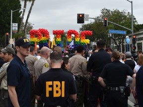 Police and FBI agents stand by to provide security for the 2016 Gay Pride Parade June 12, 20116 in Los Angeles, California.
Security for the tightened in the aftermath of the deadly shootings June 12 at the Pulse, a packed gay nightclub in Orlando, Florida. / AFP PHOTO / Mark Ralston