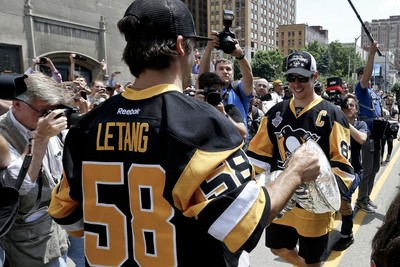 400,000 fans greet Pittsburgh Penguins at Stanley Cup parade