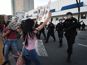 Police move in to disperse anti-Trump protesters as they demonstrate outside the convention center where Republican presidential candidate Donald Trump held an election rally in San Jose, California on June 2, 2016.  (AFP photo)