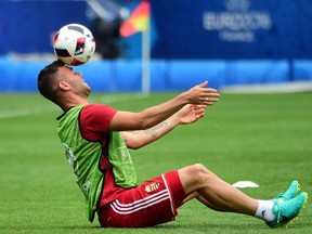 Hungary’s forward Nemanja Nikolic plays with the ball during a training session at the Stadium Municipal in Toulouse, June 25, 2016. (AFP PHOTO/ATTILA KISBENEDEK)
