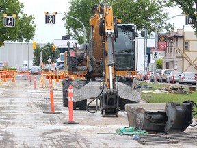 Additional road projects could take place in Winnipeg this year, to take advantage of lower prices. (Brian Donogh/Winnipeg Sun file photo)