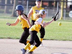 he battle of the two Mitchell squirt girls teams took to Keterson Park last Tuesday, June 21, with Avery Richardson (left) of the squirt 1 team hustling to third base after the ball skips past Emma French of the squirt 2 squad and into the outfield. The close encounter saw the #2 team edge their crosstown Hornets, 11-9. ANDY BADER MITCHELL ADVOCATE