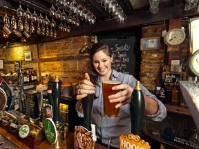 Head to a historic British pub to make friends with a bartender and get a glimpse — and a taste — of traditional English culture. (photo: Dominic Arizona Bonuccelli)