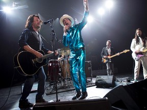 Frontman of the Tragically Hip, Gord Downie, centre, leads the band through a concert in Vancouver, Sunday, July, 24, 2016. (THE CANADIAN PRESS/Jonathan Hayward)