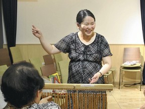 Kyoko Wada discovered music therapy while undergoing treatment for osteoarthritis, and decided to make it her life's work. (The Japan News/Yomiuri)