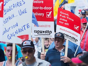 Canada Post workers demonstrate in Montreal, Saturday, August 6, 2016. (THE CANADIAN PRESS/Graham Hughes)