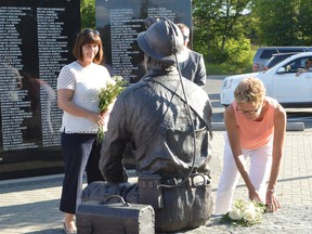 Photo by KEVIN McSHEFFREY/THE STANDARD
Ontario Premier Kathleen Wynne and Marie-Frances Lalonde, Minister Responsible for Francophone Affairs, visited Elliot Lake on Sunday. Their first stop was at the Miners Memorial Park where they placed flowers at the Miners Monument.