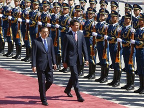 Chinese Premier Li Keqiang accompanies Canadian Prime Minister Justin Trudeau to view an honour guard during a welcoming ceremony outside the Great Hall of the People on August 31, 2016 in Beijing, China. At the invitation of Premier Li Keqiang of the State Council of China, Prime Minister of Canada, Justin Trudeau will pay an official visit to China from Aug 31 to Sep 6.  (Photo by Lintao Zhang/Getty Images)