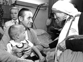 Frank Mountain and son David Andrew Mountain, 2 1/2, meet Mother Teresa in Ottawa in 1988.