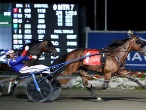 Beyond Delight captured the Metro Pace at Mohawk on Saturday. (Clive Cohen/New Image Media)