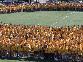 In the end, 3,373 first year Queen's University students on Nixon Field broke the world record for the most people forming a letter in Kingston, Ont. on Tuesday, Sept. 6, 2016. Elliot Ferguson/The Whig-Standard/Postmedia Network