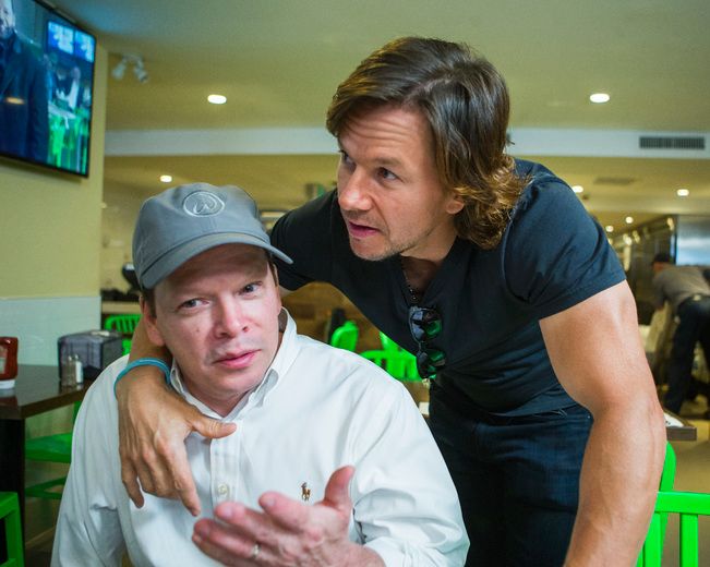 Mark Wahlberg hams it up in crash of chef brother's interview | Toronto Sun