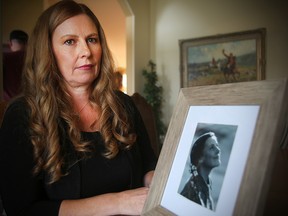 Melissa Winter holds a photo of her daughter Jaedra, who died from suicide. (Brian Donogh/Winnipeg Sun)