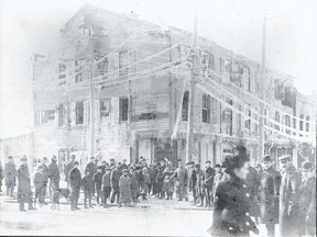 Royal Exchange Hotel fire, circa 1899. Constable Skirving arrested Charles Mateer in front of this hotel.