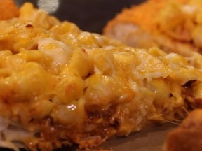 Food blogger invents mind-numbing  Mac N’ Cheetos pizza. (Screen grab)