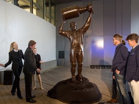 Wayne Gretzky unveils his statue with members of his family including his wife Janet (left) in Edmonton, Alta., on Wednesday October 12, 2016. THE CANADIAN PRESS/Amber Bracken
