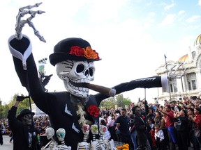Floats depicting "Catrinas" and other death related characters and offerings march during the first Big Parade of the City to celebrate the Day of the Dead in Mexico City on Oct. 29, 2016. The parade is promoted by Mexico's City Municipality and it is inspired by the James Bond 007 movie "Spectre". (AFP PHOTO)