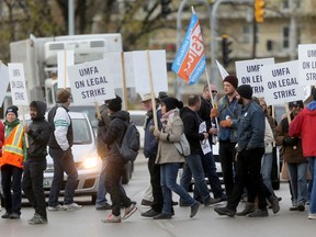 University of Manitoba faculty continue to walk the picket line. (CHRIS PROCAYLO/WINNIPEG SUN FILE PHOTO)