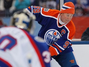 Former Edmonton Oiler Wayne Gretzky looks for the open player against the Winnipeg Jets Alumni during third period NHL Heritage Classic Alumni hockey action in Winnipeg on Oct. 22, 2016. (THE CANADIAN PRESS/John Woods)