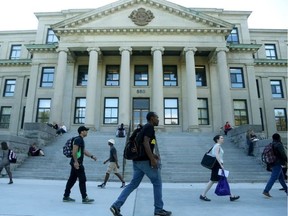 Students bustle about on the campus of the University of Ottawa Monday, Sept. 14, 2015.  (Julie Oliver/Postmedia)